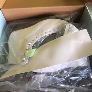 Brand new. Never worn woman’s ice skates.